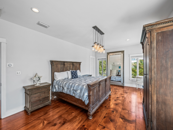 Three Bedroom Home Close to Pine Ave & Beach Point Beach