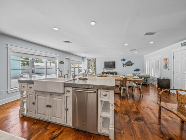 Three Bedroom Home Close to Pine Ave & Beach Point Beach