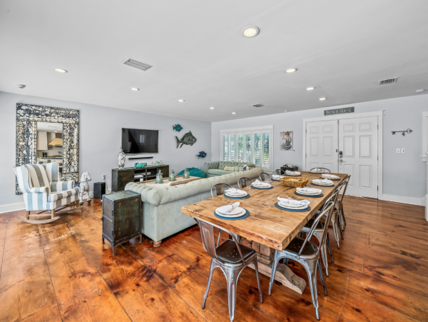 Three Bedroom Home Close to Pine Ave & Beach Point Beach