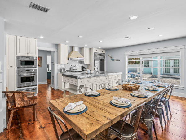 Three Bedroom Home Close to Pine Ave & Beach Point Beach
