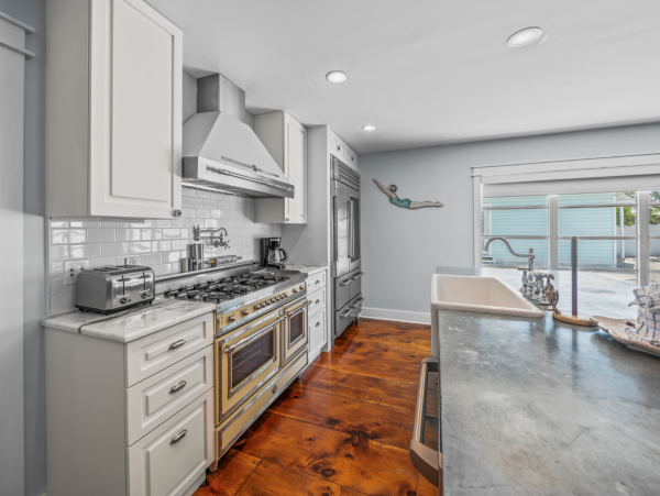 Three Bedroom Home Close to Pine Ave & Beach Point Beach