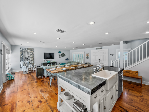 Three Bedroom Home Close to Pine Ave & Beach Point Beach