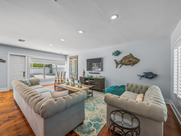 Three Bedroom Home Close to Pine Ave & Beach Point Beach