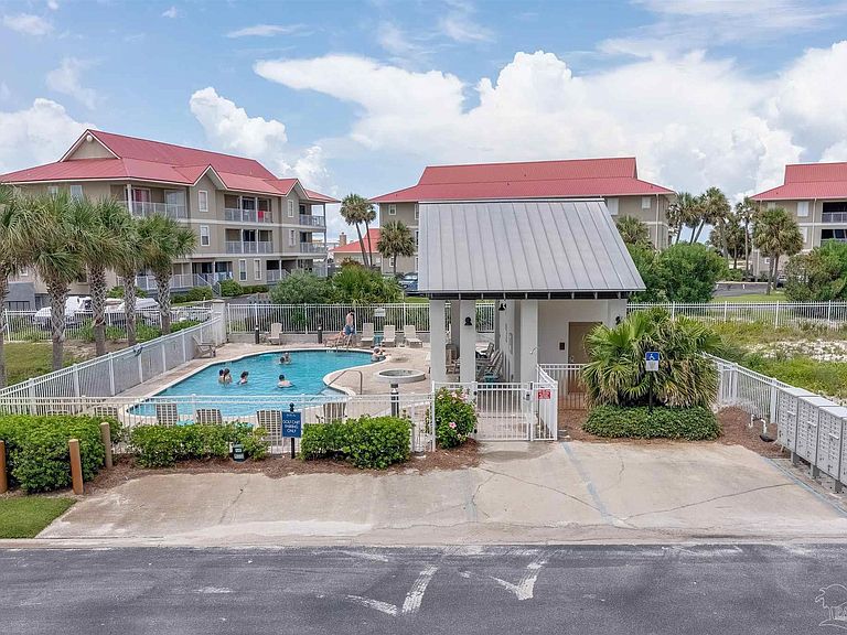 Navarre Beach Lovely Rental Four Bedrooms Pool, Beach 700 Yards to Beach!