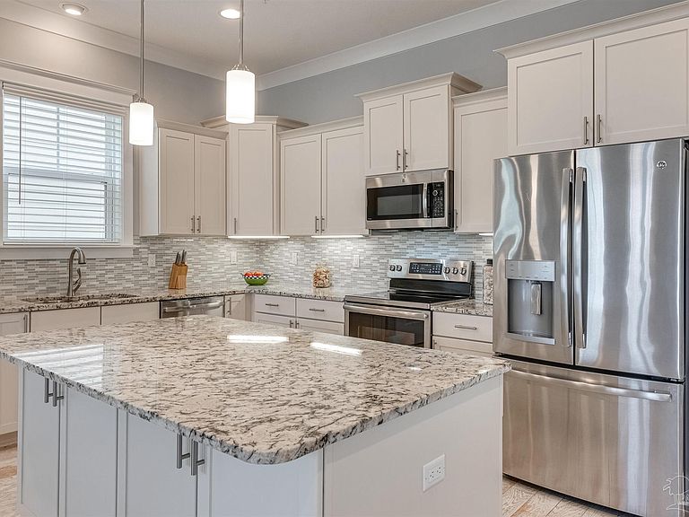 Navarre Beach Lovely Rental Four Bedrooms Pool, Beach 700 Yards to Beach!