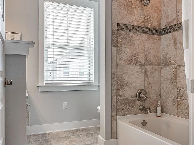 Navarre Beach Lovely Rental Four Bedrooms Pool, Beach 700 Yards to Beach!