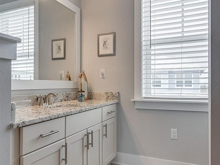 Navarre Beach Lovely Rental Four Bedrooms Pool, Beach 700 Yards to Beach!