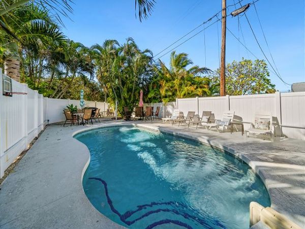 Holmes Beach Vacation Home with 6 Bedroom & Pool