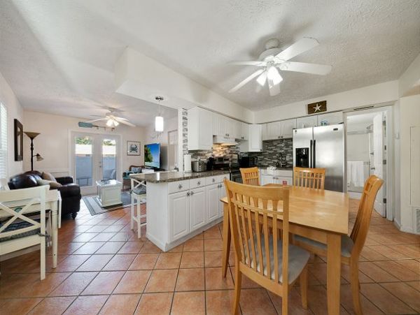 Holmes Beach Vacation Home with 6 Bedroom & Pool