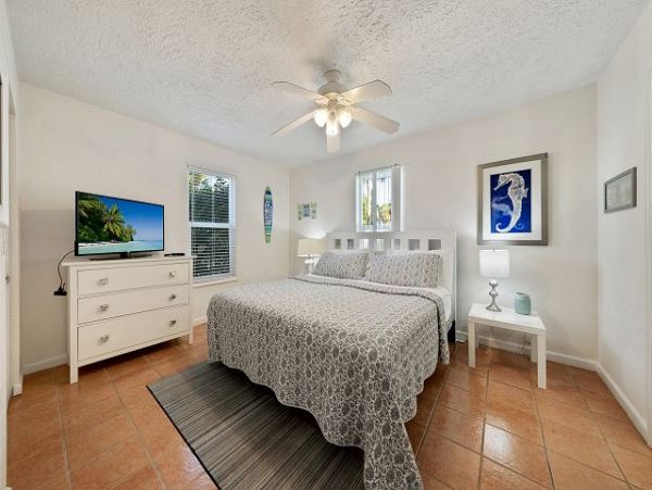 Holmes Beach Vacation Home with 6 Bedroom & Pool