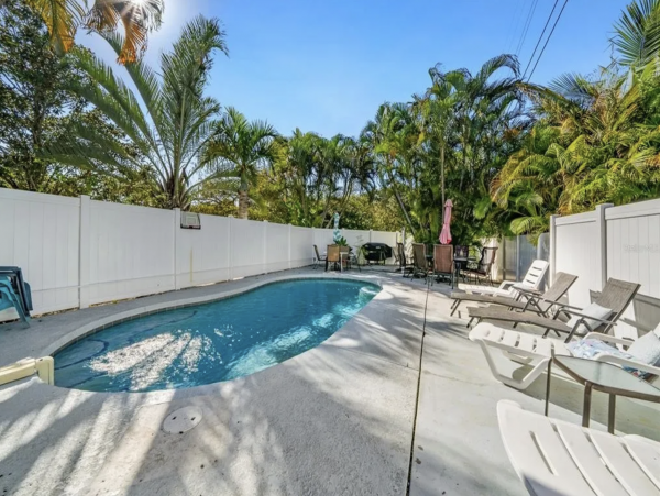 Holmes Beach Vacation Home with 6 Bedroom & Pool