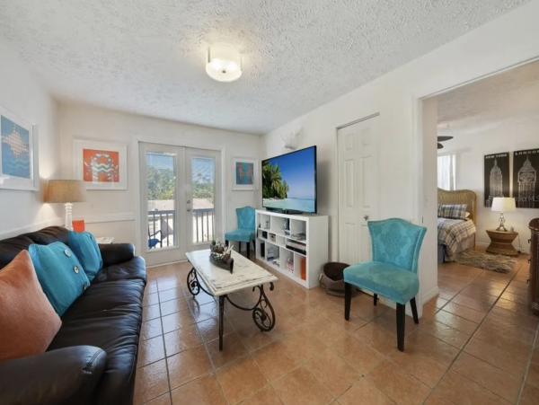 Holmes Beach Vacation Home with 6 Bedroom & Pool
