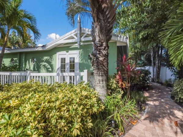 Charming 2 Bedroom Vacation Pool Duplex