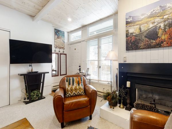 300 yards to the Slopes Sleeps 6 3 miles to Downtown