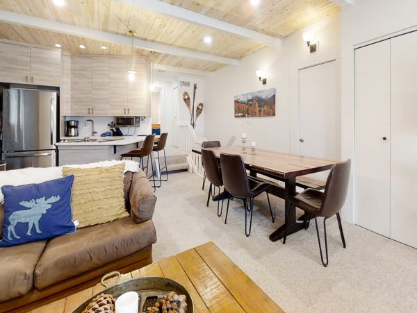 300 yards to the Slopes Sleeps 6 3 miles to Downtown