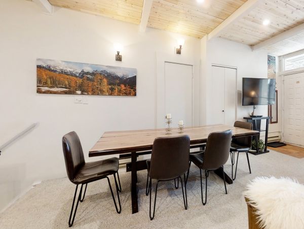 300 yards to the Slopes Sleeps 6 3 miles to Downtown