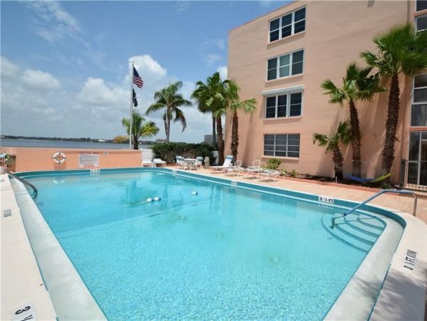South Pasadena 1 Bedroom Condo with Bay Views Sleeps 2