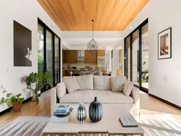 Luxury Five Bedroom Vacation Pool Home in The Hamptons
