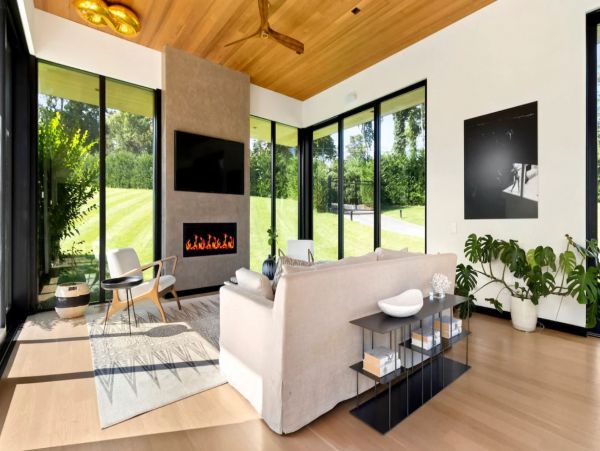 Luxury Five Bedroom Vacation Pool Home in The Hamptons