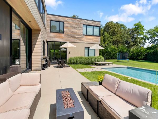 Luxury Five Bedroom Vacation Pool Home in The Hamptons
