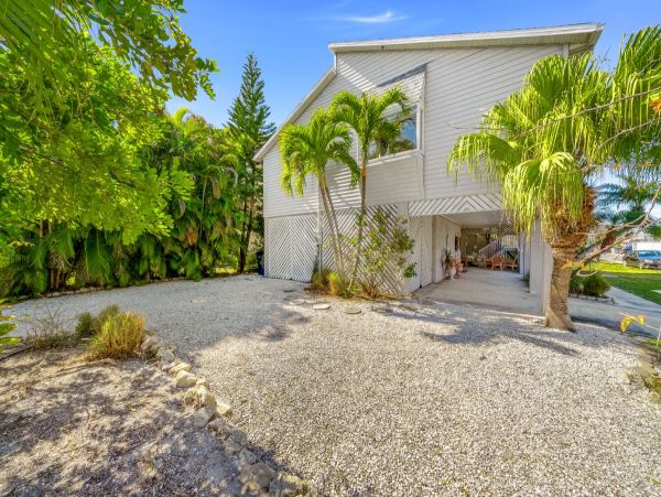 Cozy 2-Bedroom Retreat on Anna Maria Island