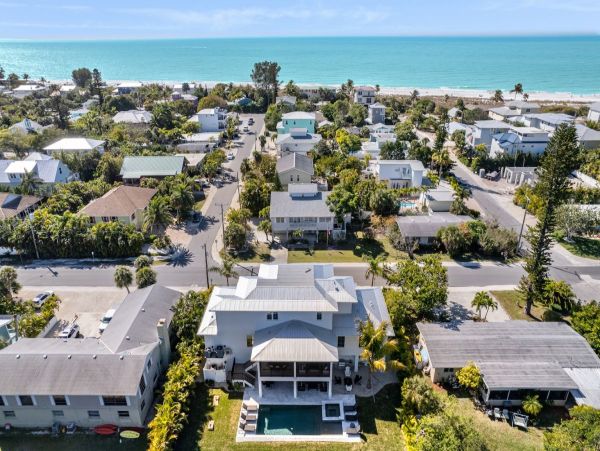 Four Bedroom Luxurious Retreat in Anna Maria Island