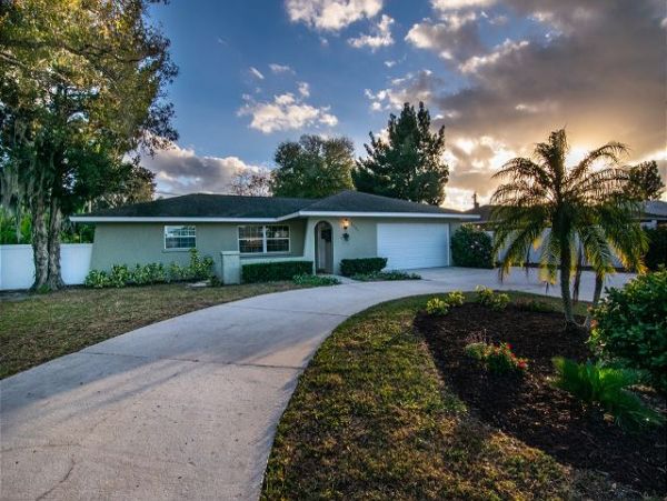 A Lovely Three Bedroom Pool Home in Beautiful Bradenton