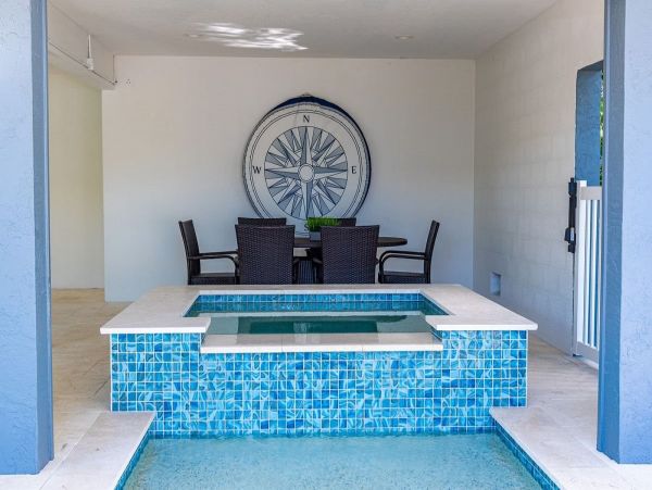 4 Bedroom Getaway with Large Private Pool, Spa & Bay Views