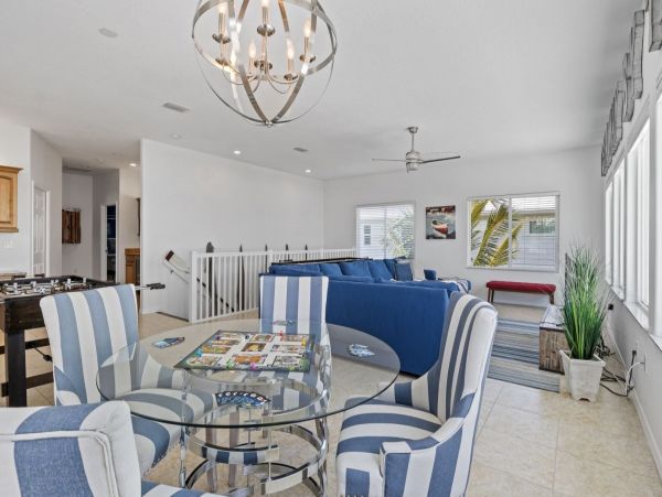 4 Bedroom Getaway with Large Private Pool, Spa & Bay Views