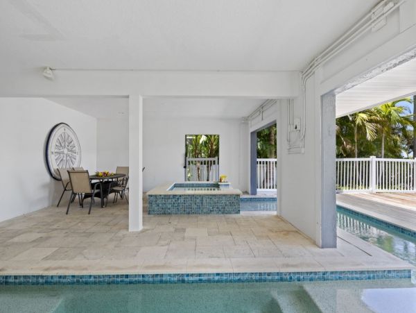 4 Bedroom Getaway with Large Private Pool, Spa & Bay Views