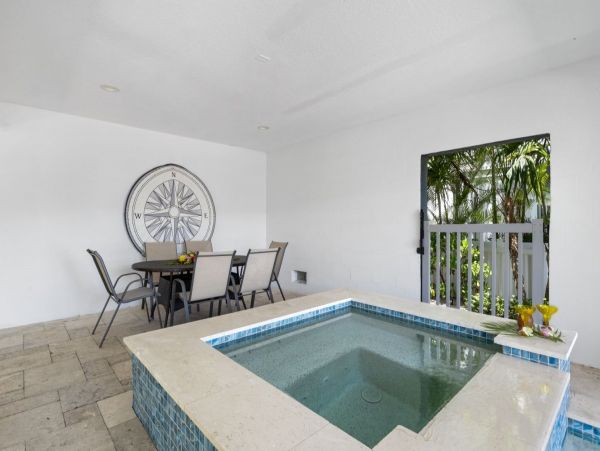 4 Bedroom Getaway with Large Private Pool, Spa & Bay Views