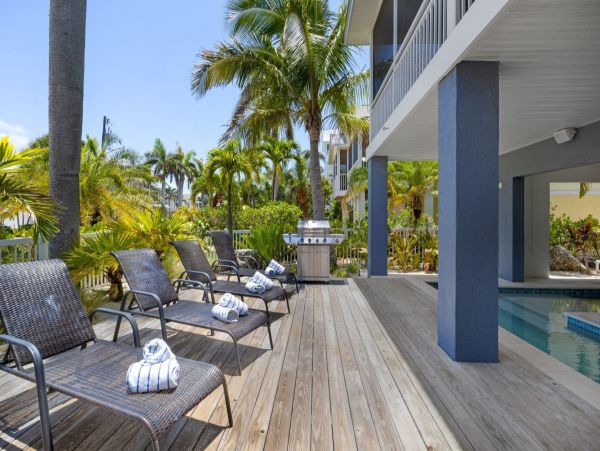 4 Bedroom Getaway with Large Private Pool, Spa & Bay Views