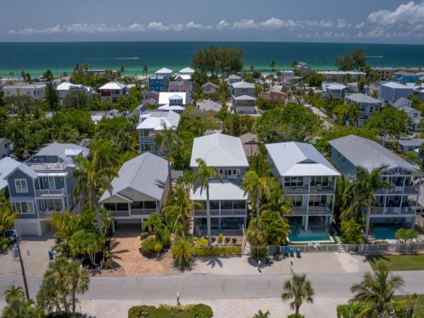 4 Bedroom Getaway with Large Private Pool, Spa & Bay Views