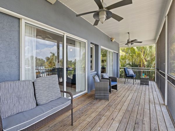 4 Bedroom Getaway with Large Private Pool, Spa & Bay Views
