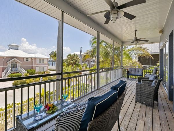4 Bedroom Getaway with Large Private Pool, Spa & Bay Views