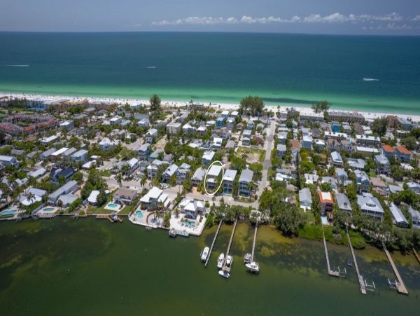 4 Bedroom Getaway with Large Private Pool, Spa & Bay Views