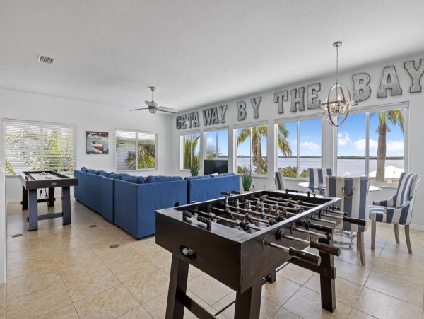 4 Bedroom Getaway with Large Private Pool, Spa & Bay Views