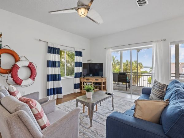 4 Bedroom Getaway with Large Private Pool, Spa & Bay Views