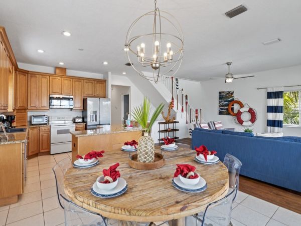 4 Bedroom Getaway with Large Private Pool, Spa & Bay Views