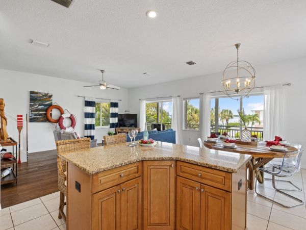 4 Bedroom Getaway with Large Private Pool, Spa & Bay Views