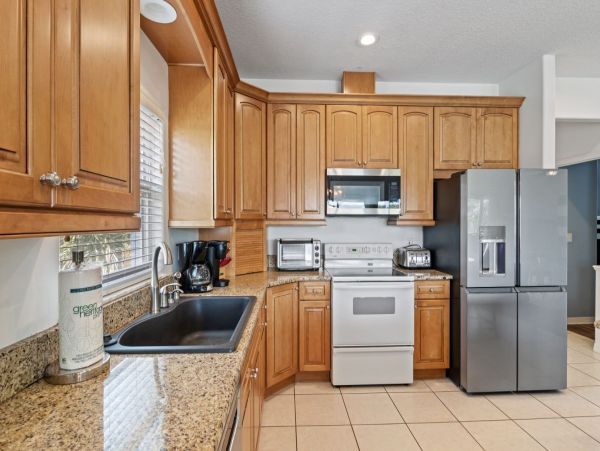 4 Bedroom Getaway with Large Private Pool, Spa & Bay Views