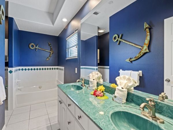 4 Bedroom Getaway with Large Private Pool, Spa & Bay Views