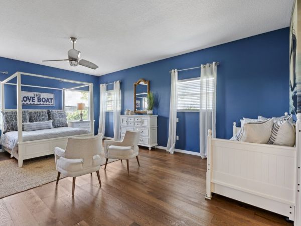 4 Bedroom Getaway with Large Private Pool, Spa & Bay Views