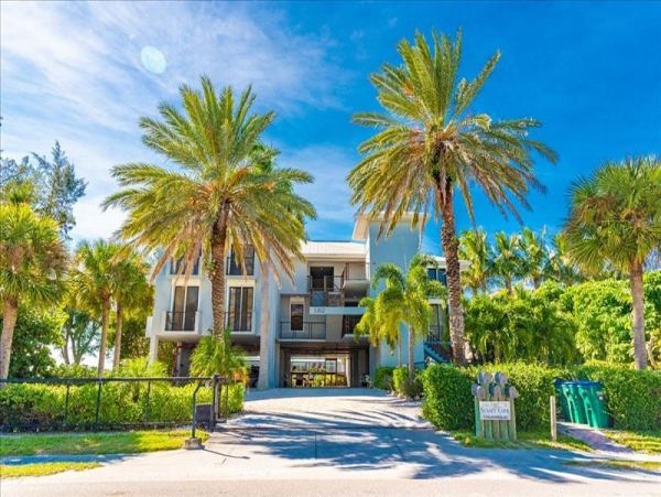 Luxury Penthouse directly on beach Top floor corner unit