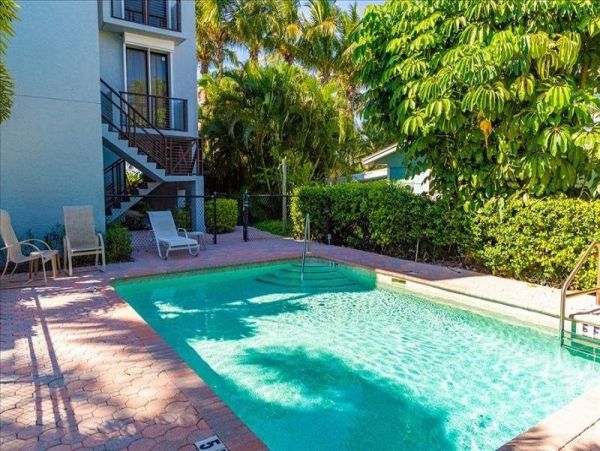 Luxury Penthouse directly on beach Top floor corner unit