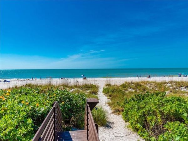 Luxury Penthouse directly on beach Top floor corner unit