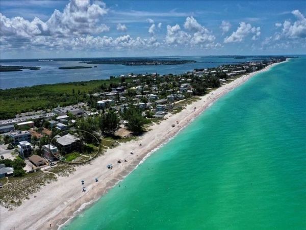 Luxury Penthouse directly on beach Top floor corner unit