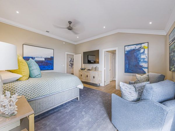 Luxury Penthouse directly on beach Top floor corner unit