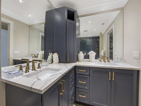 Luxury Penthouse directly on beach Top floor corner unit