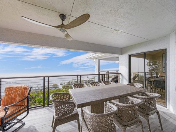 Luxury Penthouse directly on beach Top floor corner unit